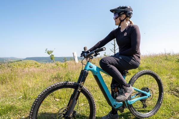 Mountain biker wearing a loose fit cycling jersey